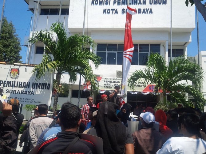 dua ekor sapi didaftarkan di pilkada surabaya