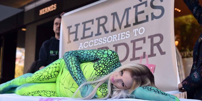 Model seksi Australia ini nekat beraksi bugil di depan toko Hermes