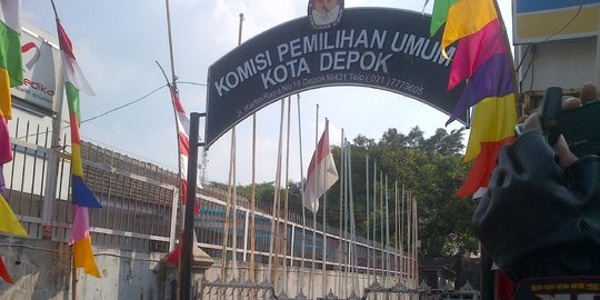 Demo tak digubris, massa lempari Kantor KPU Depok dengan telur busuk