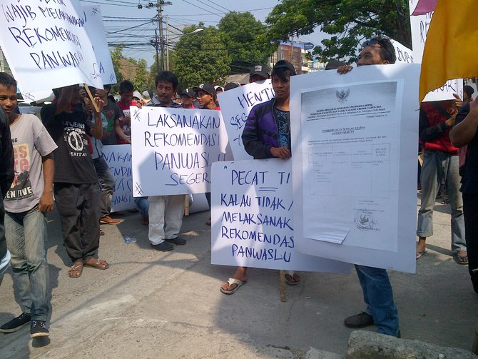 kantor kpu depok dilempari telor