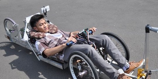 Mahasiswa Surabaya buat mobil listrik pintar dengan rem otomatis