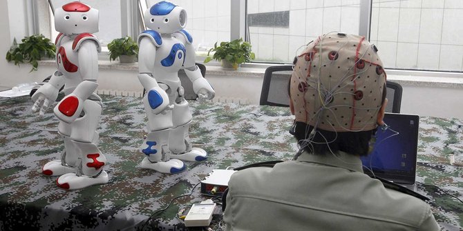 Mahasiswa di China ini bisa gerakan robot pakai otak
