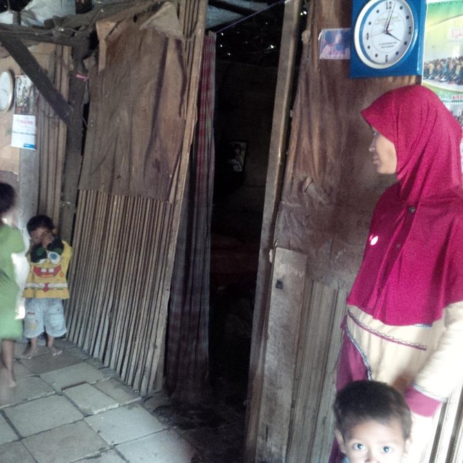 Kakek Rohidi, tinggal di rumah reot bersama 19 anggota 