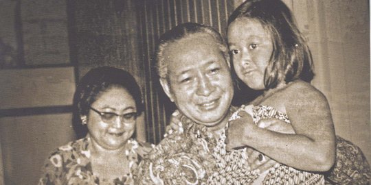 Kisah Ibu Tien rayu Pak Harto agar larang PNS poligami