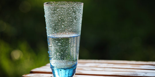 Minum air putih saat perut kosong? Ini 12 manfaat sehatnya [Part 2]