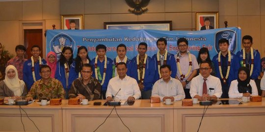 3 Siswa SMU asal Bandung & Bangil juara dua matematika internasional