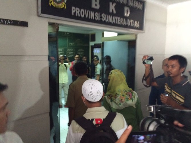 kpk geledah kantor gubernur sumut