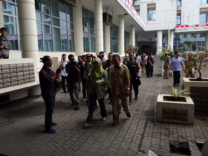 kpk geledah kantor gubernur sumut