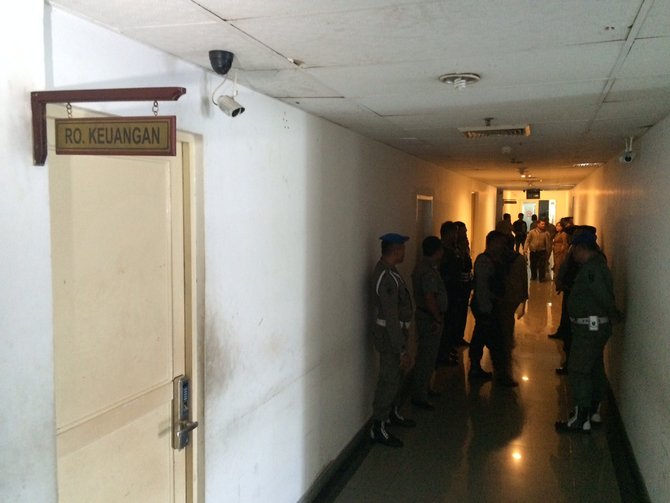 kpk geledah kantor gubernur sumut