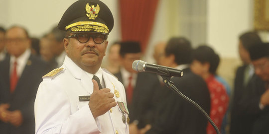 Dilantik jadi Gubernur Banten, Rano Karno acungkan jempol