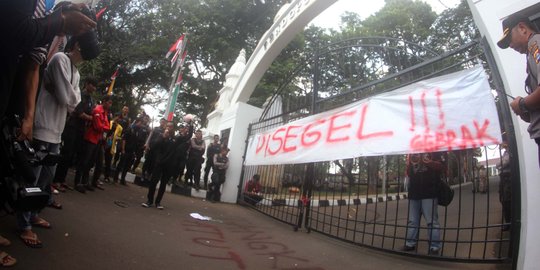 Baru dilantik jadi gubernur, Rano Karno sudah didemo mahasiswa