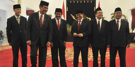 Reshuffle kabinet, IHSG anjlok 143 poin dan Rupiah dekati Rp 13.800