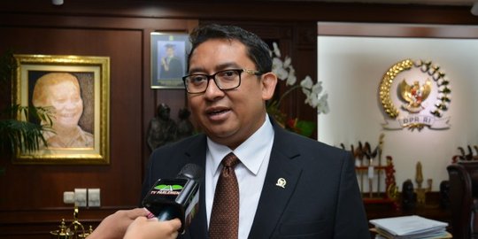 Fadli Zon: Jokowi telat rombak kabinet