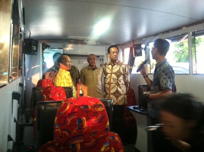 sri sultan hamengku buwono x kunjungi bus anti korupsi