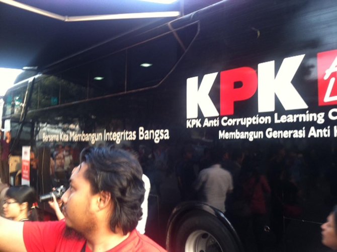 sri sultan hamengku buwono x kunjungi bus anti korupsi