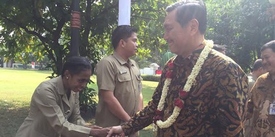 Hadiri sertijab Menko Polhukam, Luhut disambut kalungan bunga