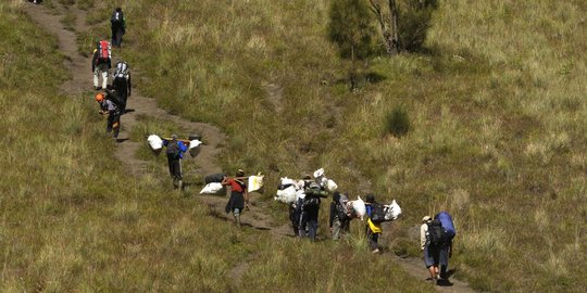 Jalur pendakian Semeru ditutup sampai Daniel Saroha ditemukan