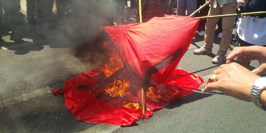 Tolak minta maaf ke PKI, massa di Jatim bakar bendera palu arit