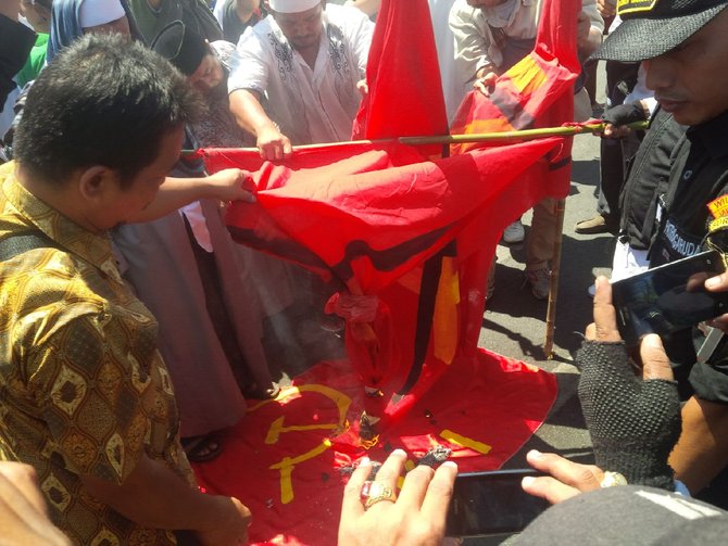 bendera pki dibakar