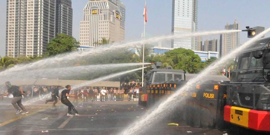 Aksi watercanon halau massa dalam pengamanan Pilkada Serentak