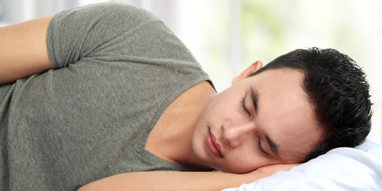 Suka tidur miring ke kiri? Ini 8 manfaat sehatnya