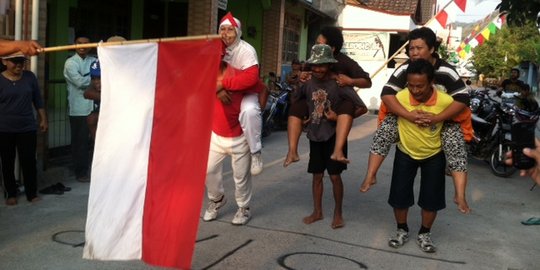 Serunya lomba lari gendong suami atau istri di Piyungan