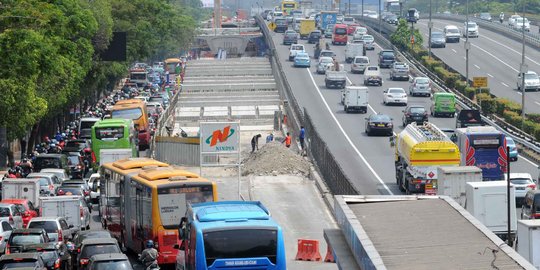 Memantau perkembangan proyek jembatan layang Kuningan di Gatsu