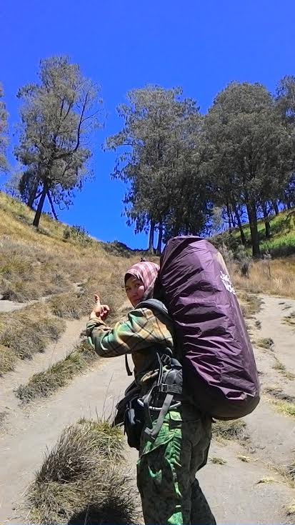 sari dan rombongan saat mendaki gunung semeru