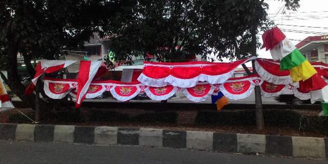  Penjual  bendera di  Depok  bisa kantongi uang Rp 15 juta 