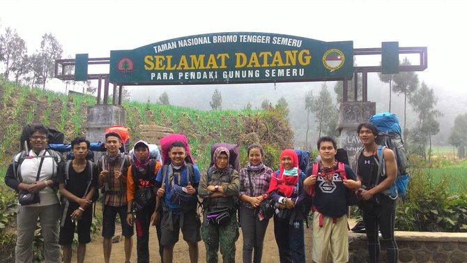 sari dan rombongan saat mendaki gunung semeru