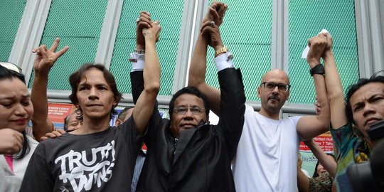 Beginilah momen pembebasan dua guru JIS di Cipinang
