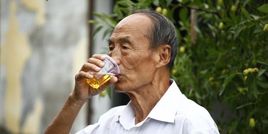 Tiap hari selama 43 tahun lelaki ini minum air kencingnya sendiri