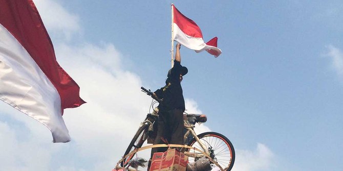 Lomba panjat pinang meriahkan Pesta Rakyat di Ciliwung