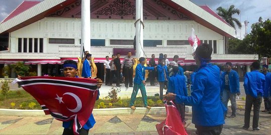 Ini aksi mahasiswa yang nekat kibarkan bendera GAM di DPRD Aceh