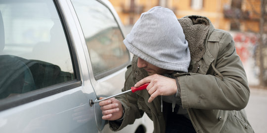 Mobil diparkir, pencuri pecahkan kaca dan gasak laptop