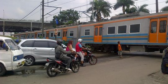 Main di rel, 3 bocah di Bekasi tewas disambar kereta api