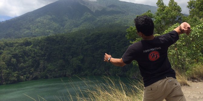 Cerita unik melempar batu di Danau Tolire di Ternate