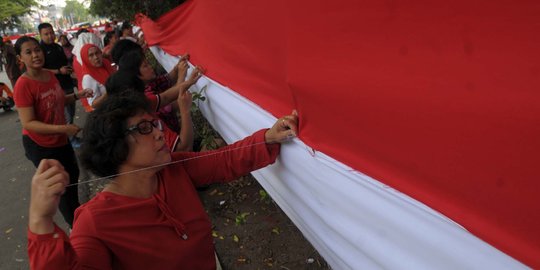 Sambut 17 Agustus, kaum hawa lomba jahit bendera merah putih raksasa