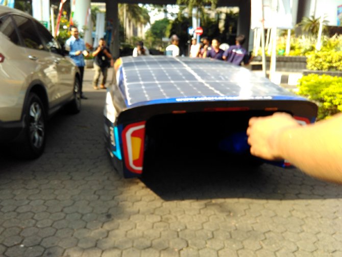 mobil listrik bertenaga surya karya mahasiswa its