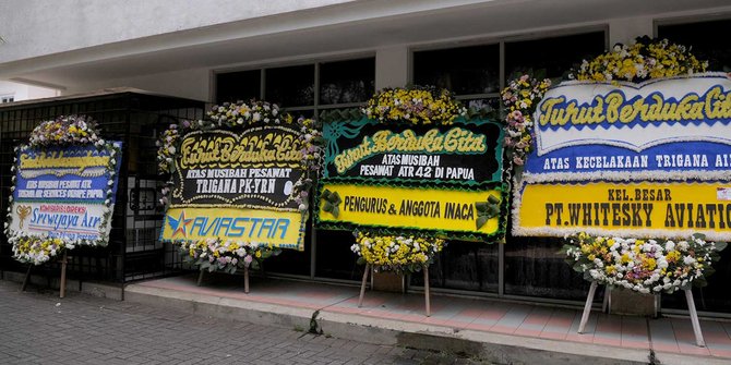 Karangan bunga ucapan bela sungkawa penuhi kantor Trigana Air