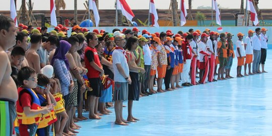 Warga Malang gelar upacara HUT RI di tengah hantaman tsunami buatan