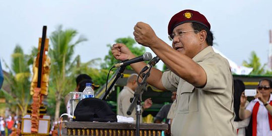 Bikin upacara 'tandingan',Prabowo naik kuda inspeksi peserta upacara