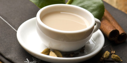 Minum teh susu, cara enak untuk putihkan gigi | merdeka.com