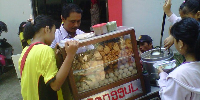 Ini strategi penjual  bakso  di Malang hadapi harga daging 