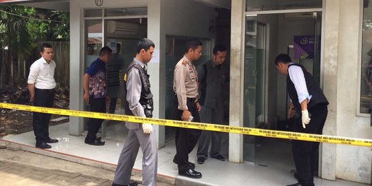 Perampok gondol mesin ATM Bank Muamalat di Sekolah Al Azhar Medan