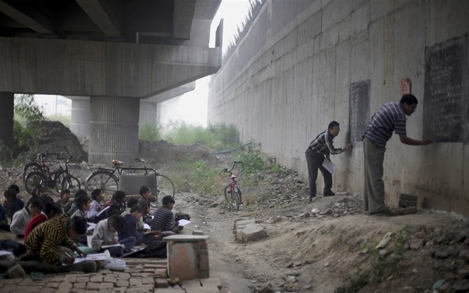 rajesh kumar sharma pendiri sekolah di bawah jembatan
