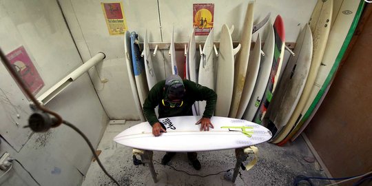 Marak serangan hiu, orang ini bikin papan selancar anti hiu