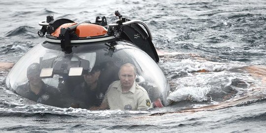 Aksi Vladimir Putin jajal kapal selam penjelajah laut terdalam