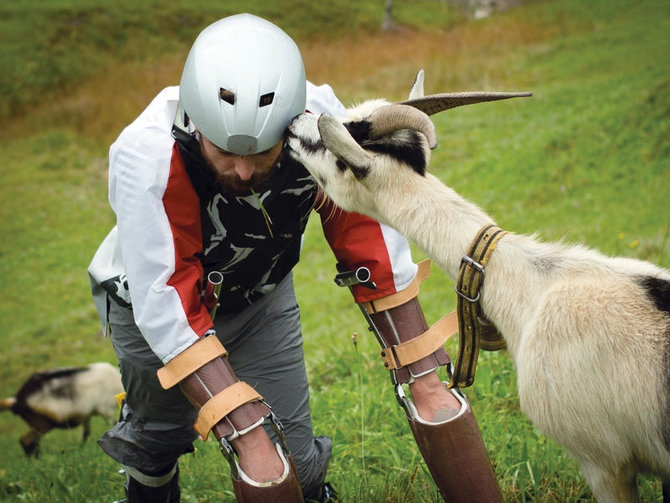 thomas thwaites mencoba menjadi kambing gunung