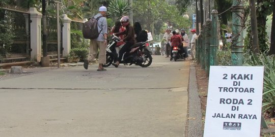 Ini aksi pejalan kaki dianggap gila karena hadang pemotor nakal